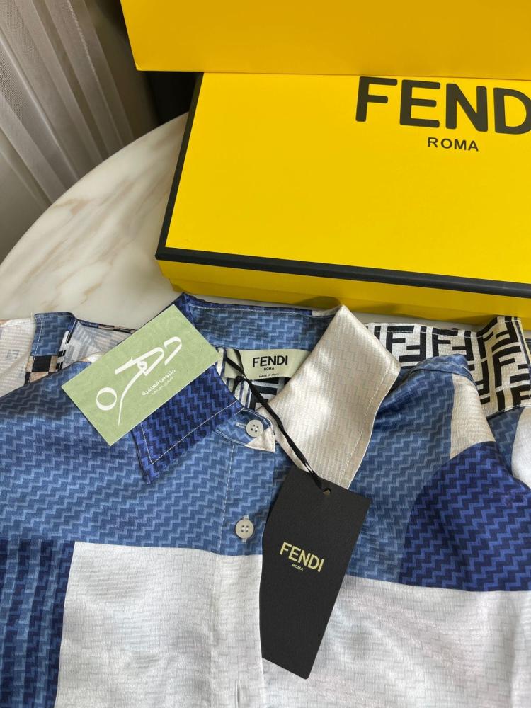 طقم بلوزة وبنطلون فندي بطبعة بنمط أشكال مختلفة باللون الأبيض و الأزرق