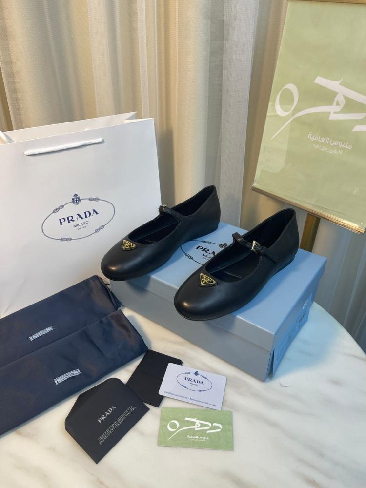 حذاء باليرينا بشعار مثلث من برادا