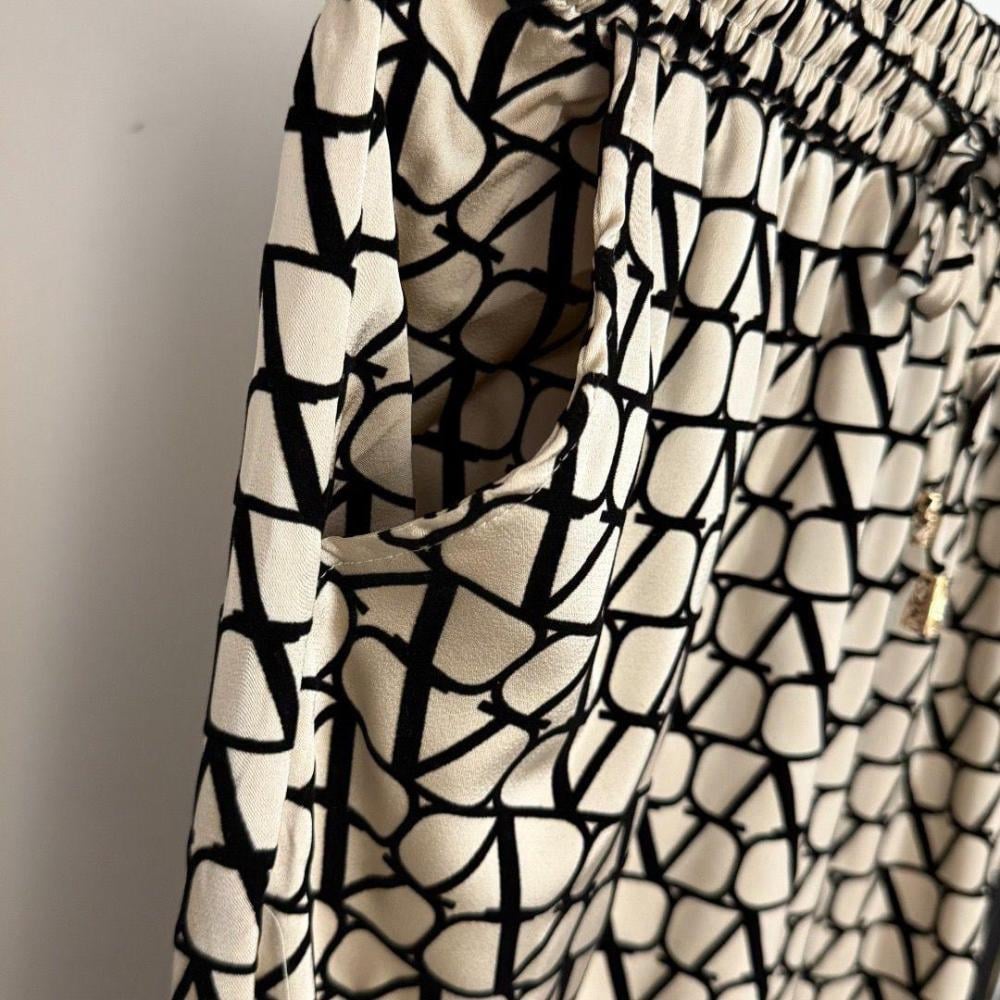 طقم قميص و بنطال بطبعة توال أيكونوغراف من فالنتينو