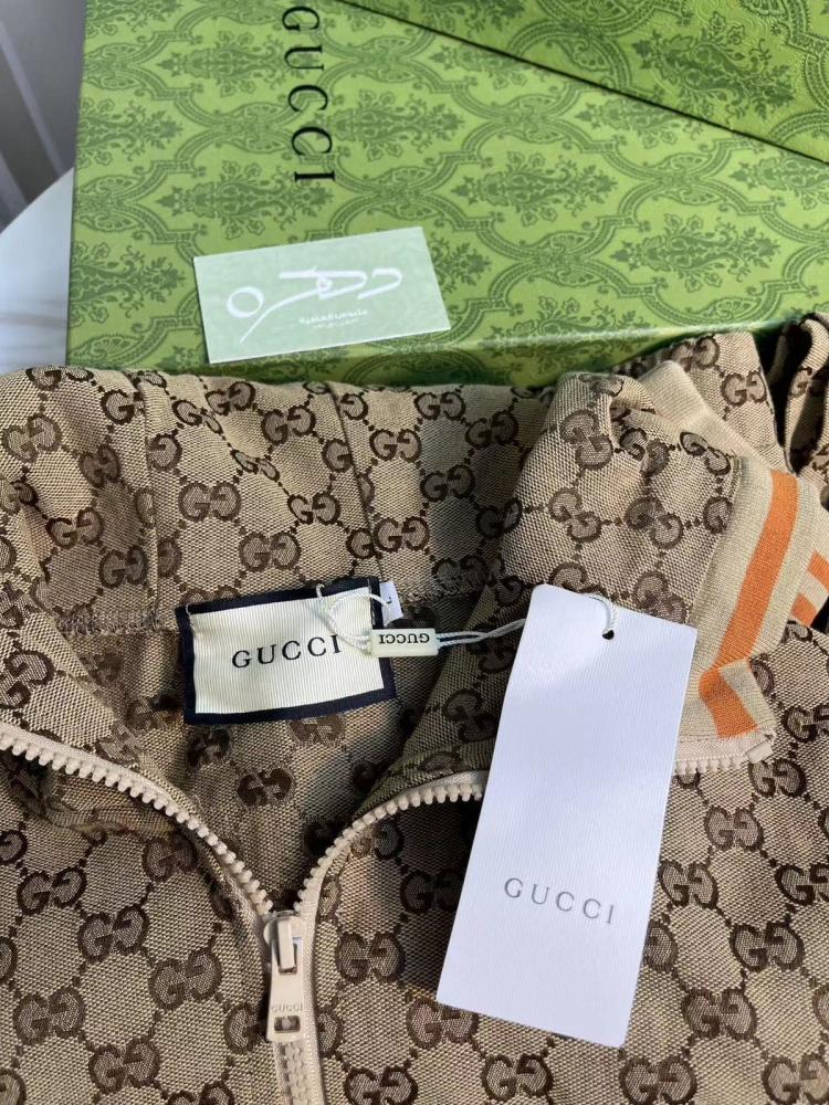 طقم قوتشي شتوي من الجاكار بطباعة نقوش بحرف G مزدوج