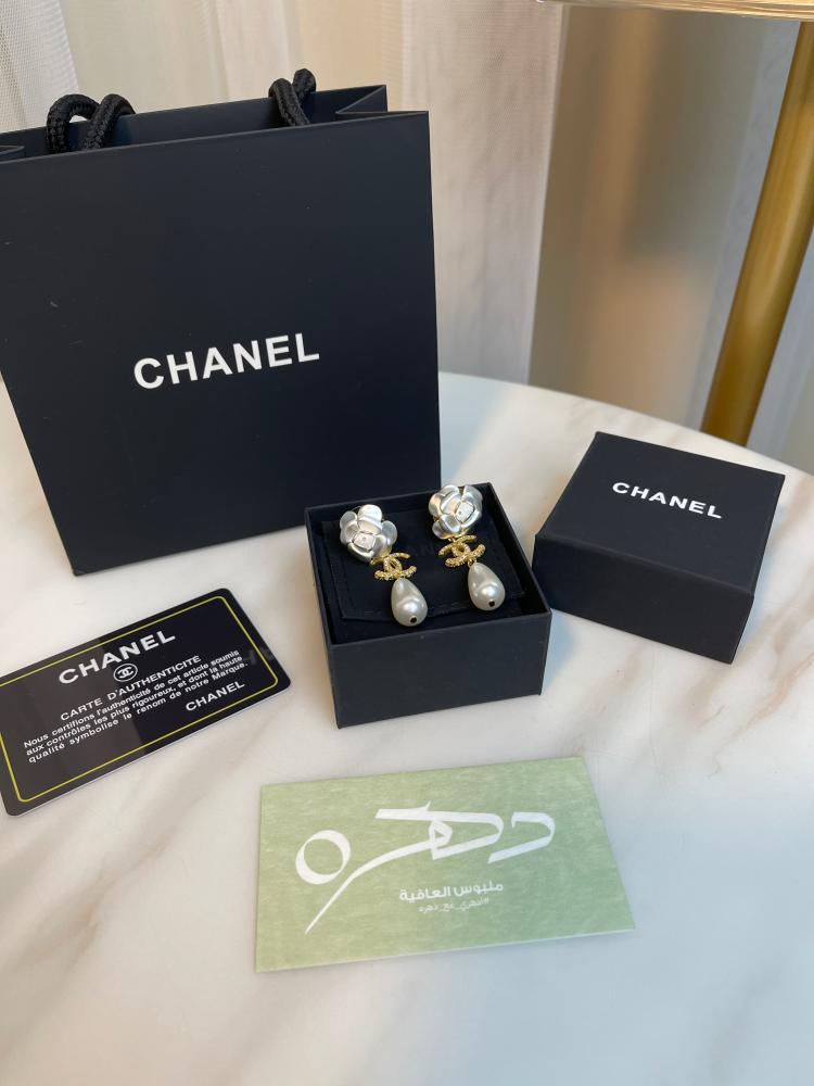 أقراط كاميليا CC شانيل متدلية من الكريستال واللؤلؤ