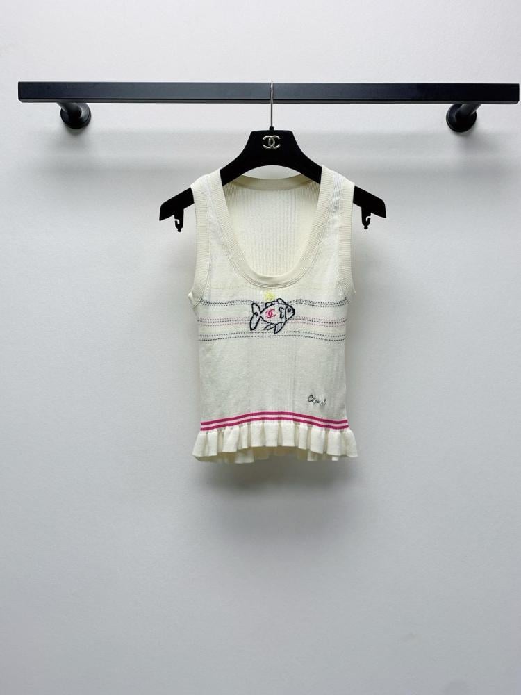 توب صيفي من شانيل بتصميم سمكة مطرزة