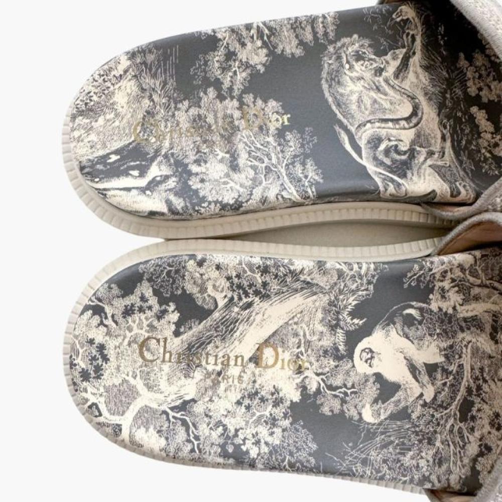 شبشب مطرز من قماش Toile de Jouy من ديور - رمادي