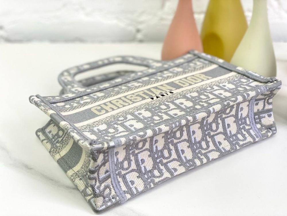 شنطة ديور بوك توت 24 سم - رمادي وبيج لوقو