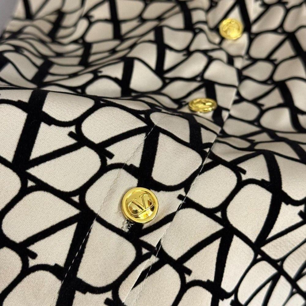 طقم قميص و بنطال بطبعة توال أيكونوغراف من فالنتينو