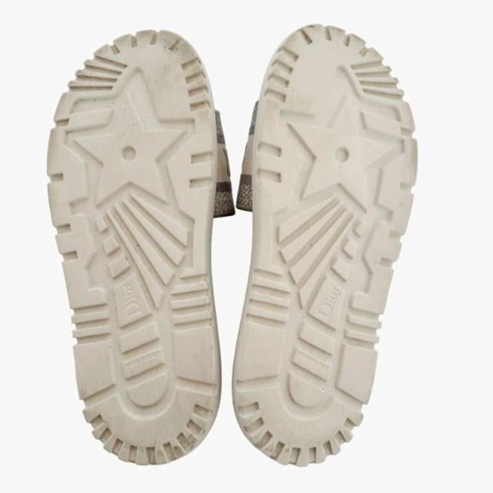 شبشب مطرز من قماش Toile de Jouy من ديور - رمادي