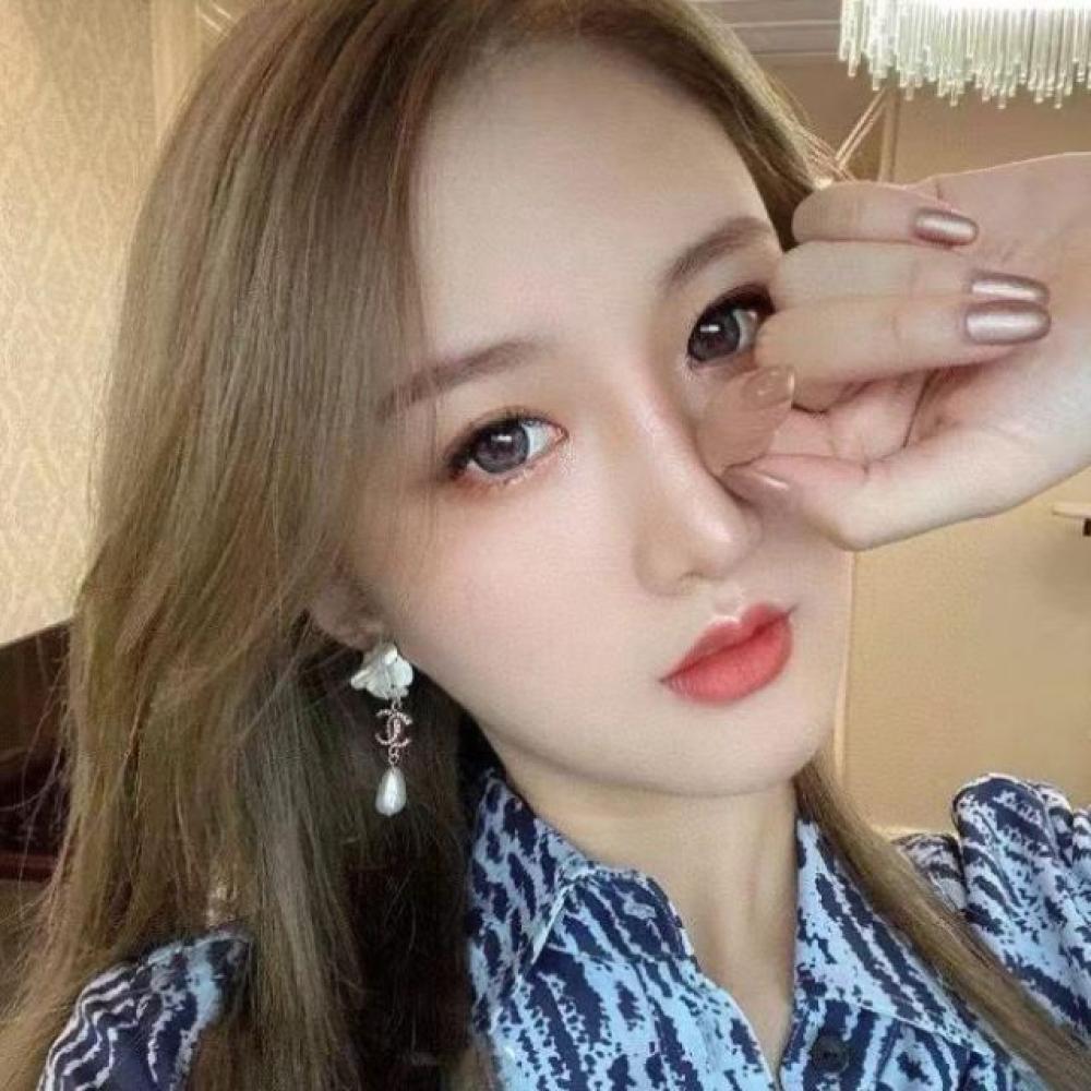 أقراط كاميليا CC شانيل متدلية من الكريستال واللؤلؤ