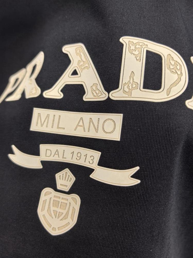 تيشرت بياقة دائرية بشعار مطبوع من برادا