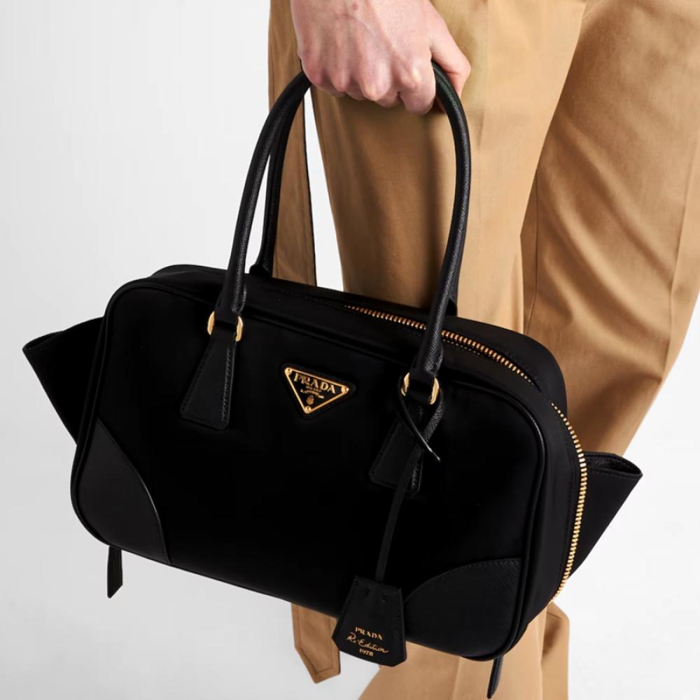 حقيبة نسائية من Prada بمقبض مزدوج مزينة بشعار الماركة - لون أسود