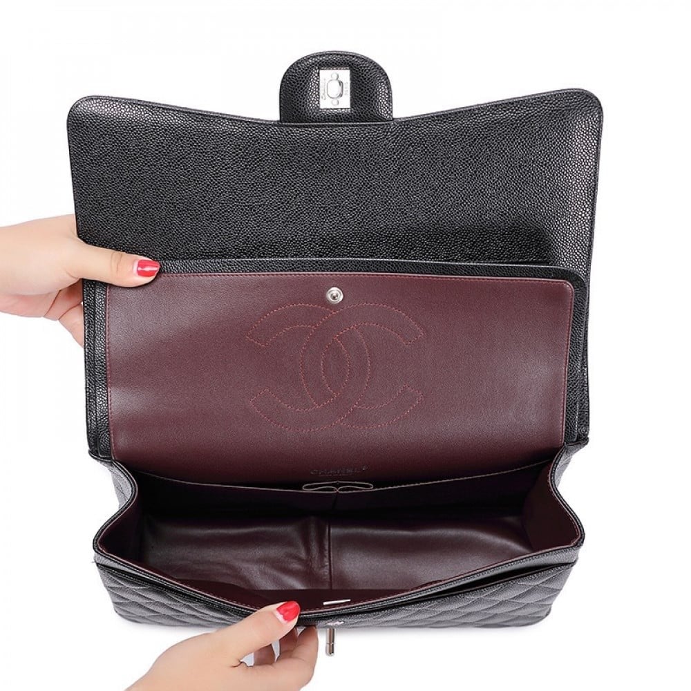 شنطة شانيل كلاسيك كافيار 33 سم - أسود وفضي