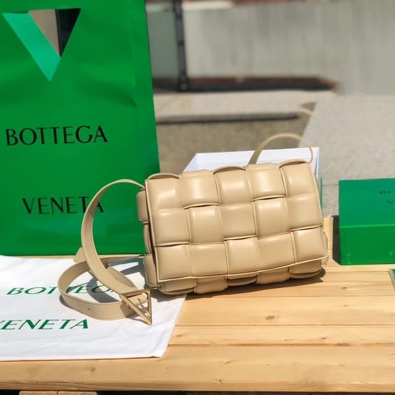 حقيبة كاسيت من بوتيغا فينيتا