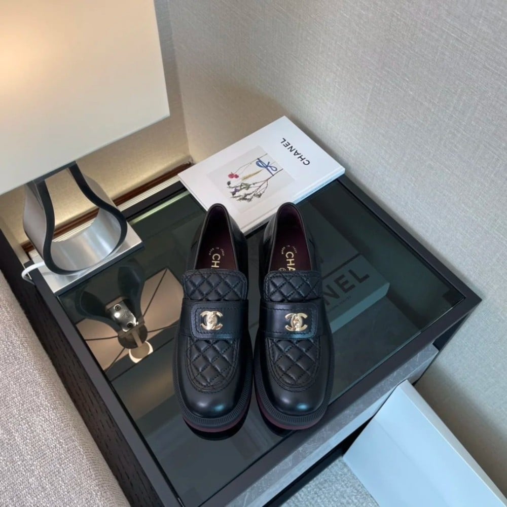 حذاء اللوفرز من شانيل