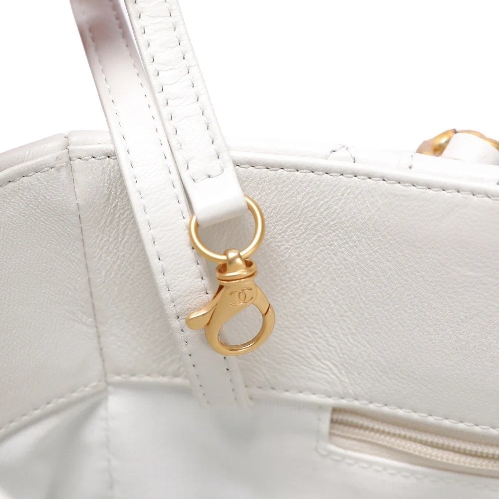 شنطة شانيل شوبنق مبطن - أبيض