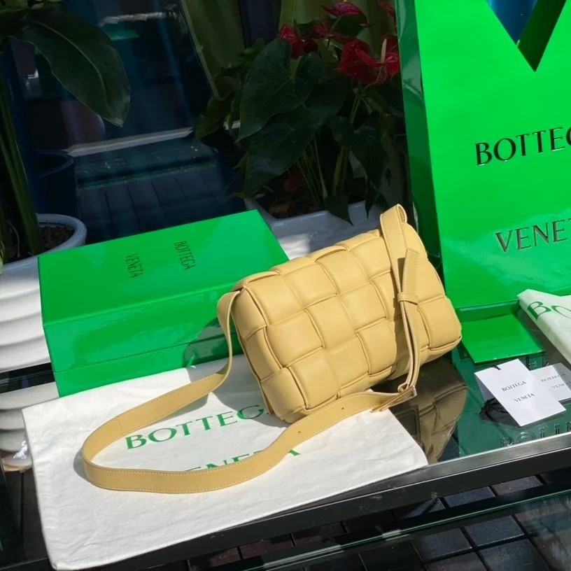 حقيبة كاسيت من بوتيغا فينيتا