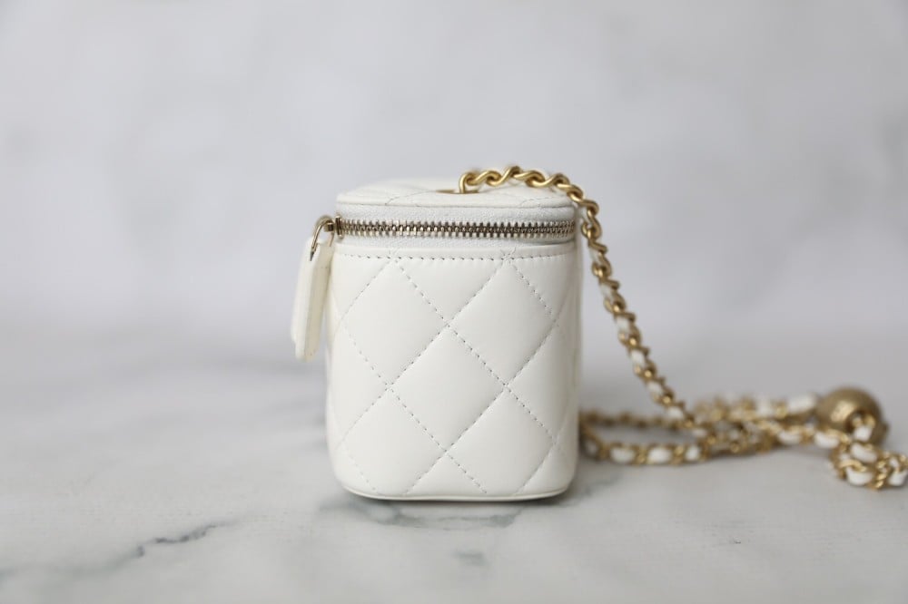 شنطة شانيل بيرل كراش فانيتي ميني 11سم - أبيض