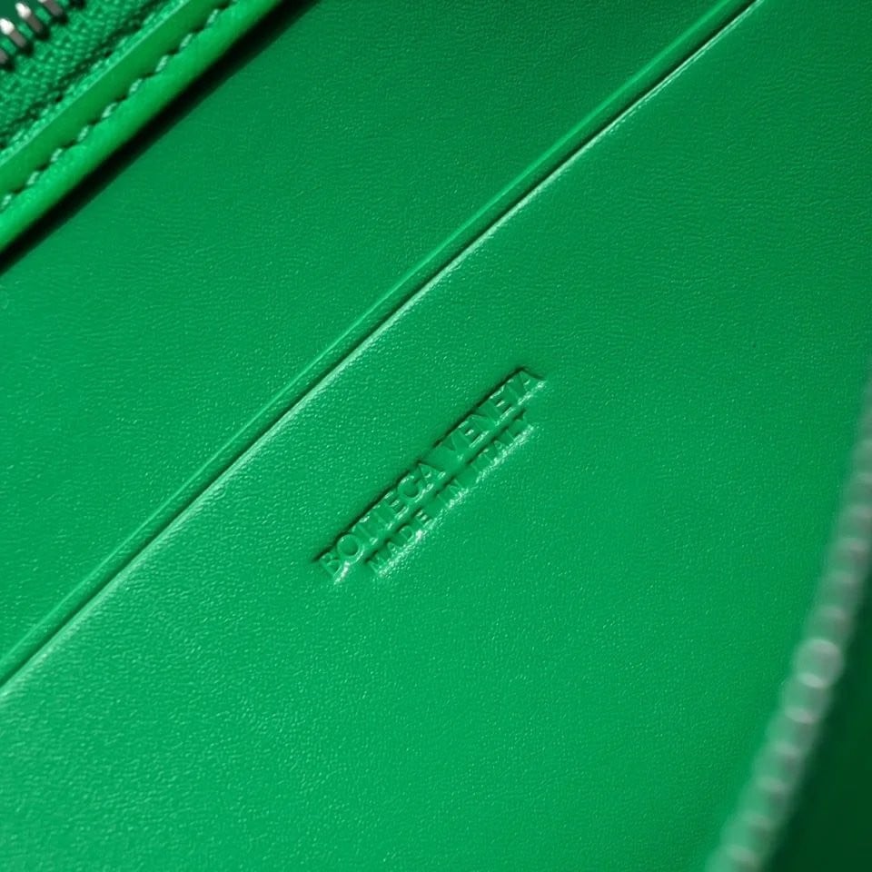 شنطة Intreccio Pouch من بوتيغا