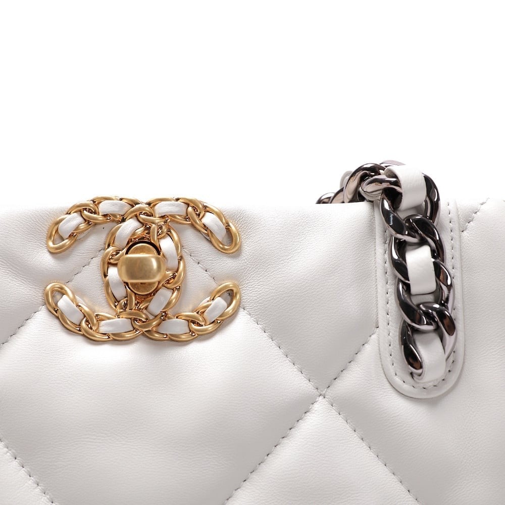 شنطة شانيل شوبنق مبطن - أبيض