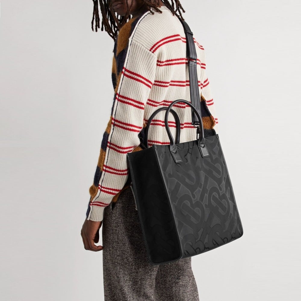 شنطة بيربري مونوغرام جاكار - أسود