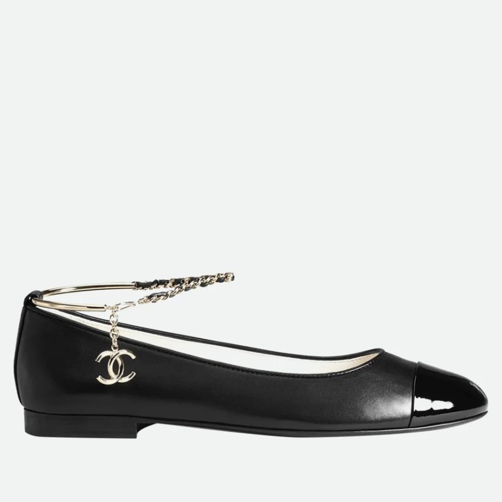 حذاء كلاسيكي من شانيل بسلسلة  على الكاحل باللون الأسود