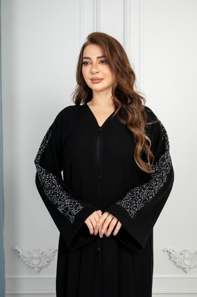 عباية  راقيه بتدخيلة دانتيل ابيض على كامل الكم مميزه