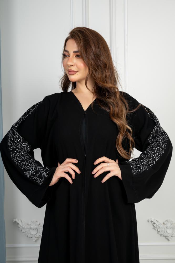 عباية  راقيه بتدخيلة دانتيل ابيض على كامل الكم مميزه
