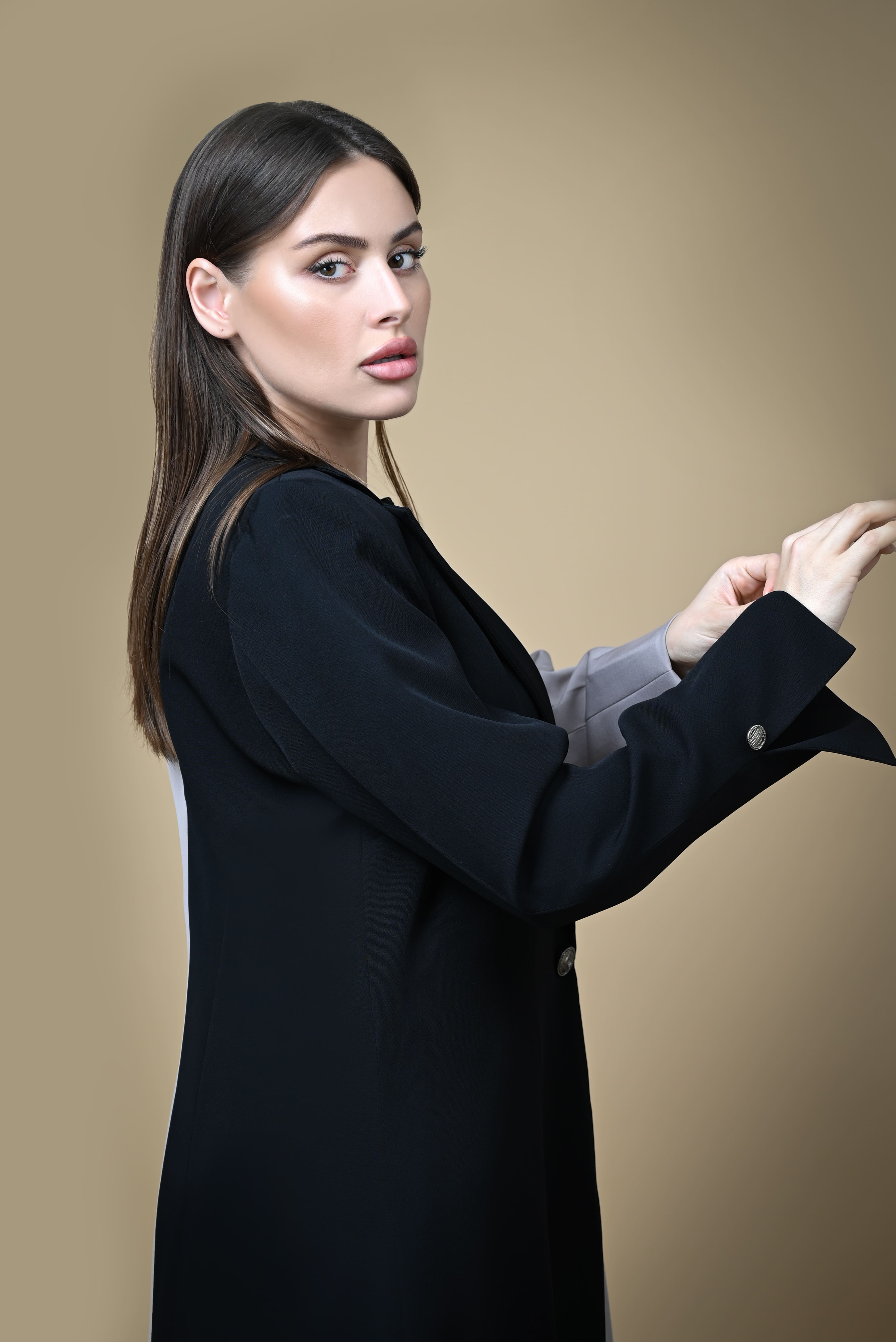 Two Tone Cut( بيج غامق وأسود)