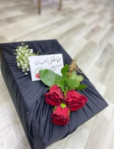 تغليف مخمل مع الورد