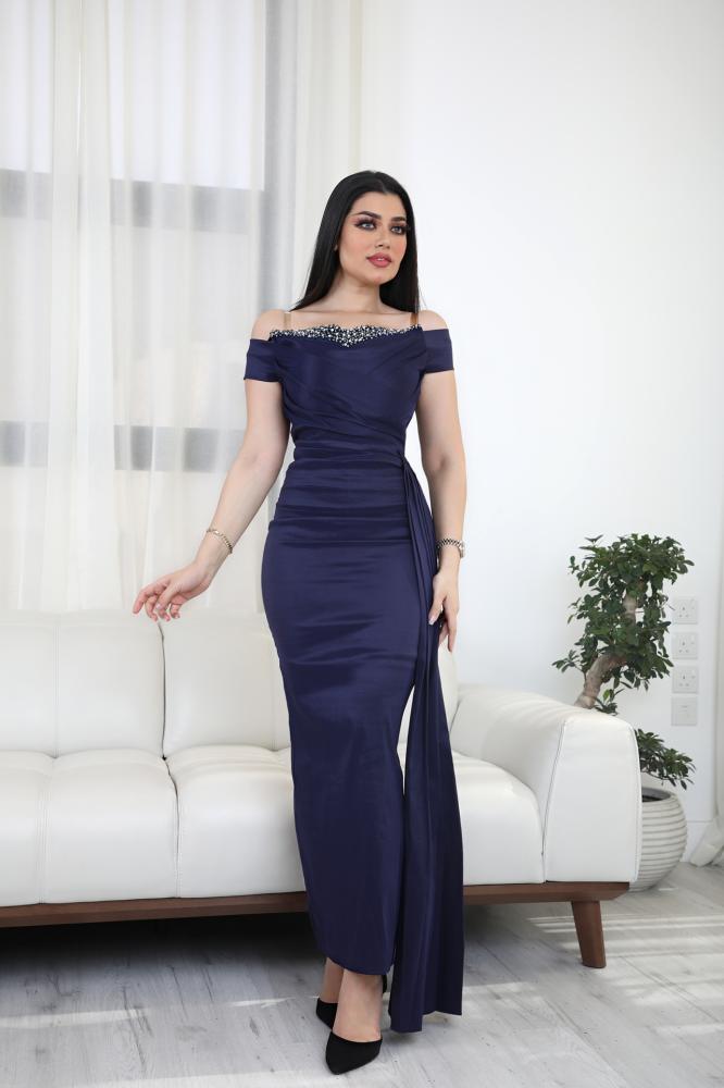 فستان سهرة طويل ناعم بأكتاف مكشوفة و ذيل