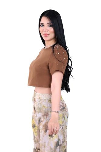 بلوزة كريب بأكمام قصيرة مزينة بحبات لؤلؤية صغيرة ع...