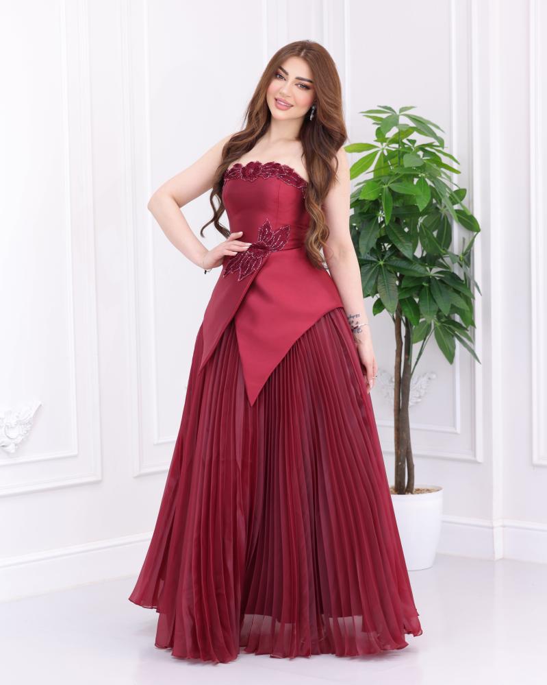 فستان سهرة طويل عنابي اوف شودلر وبكسرات بليسية من الاسفل