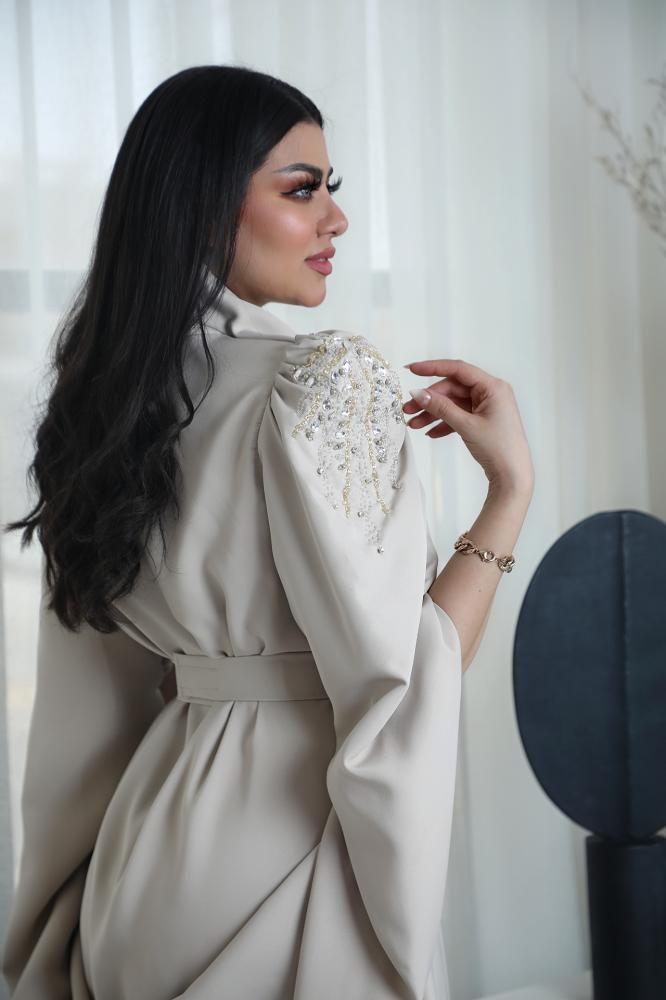 جلابيه بأكمام حره مزينه باللؤلؤ الصناعي