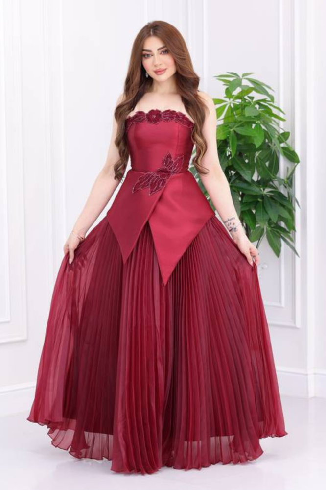 فستان سهرة طويل عنابي اوف شودلر وبكسرات بليسية من الاسفل