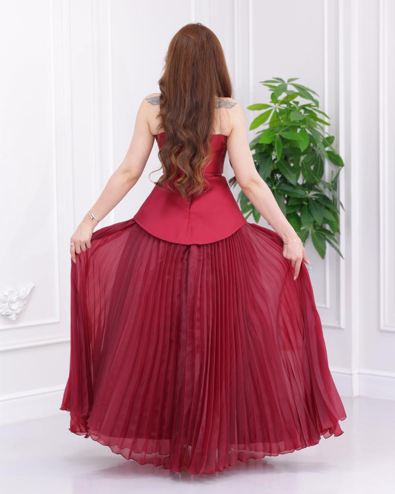 فستان سهرة طويل عنابي اوف شودلر وبكسرات بليسية من الاسفل