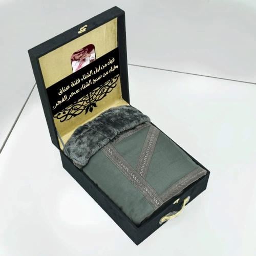 بوكس فروة رجالي مع عبارة اهداء تصميم خاص