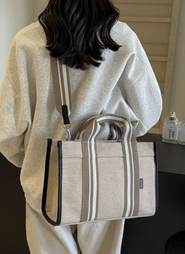 حقيبة يد كبيرة