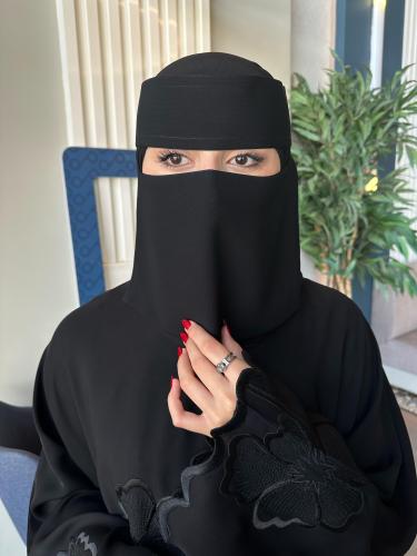 نقاب وسط خط طويل