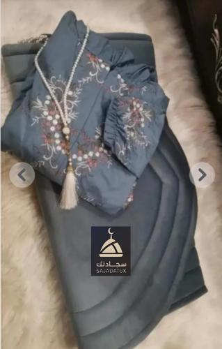 سجادة صلاة اسفنج مع شرشف صلاة مطرز قماش فاخر متوفر...