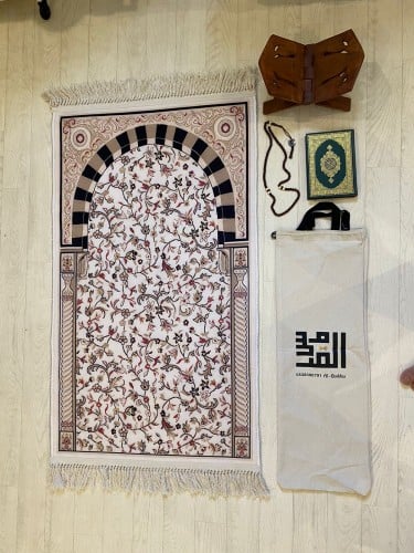 طقم من5 قطع للصلاه سجادة صلاة الروضة و شنطة حافظة...