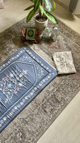 سجادة صلاة مبطن سفنج ٢ سم