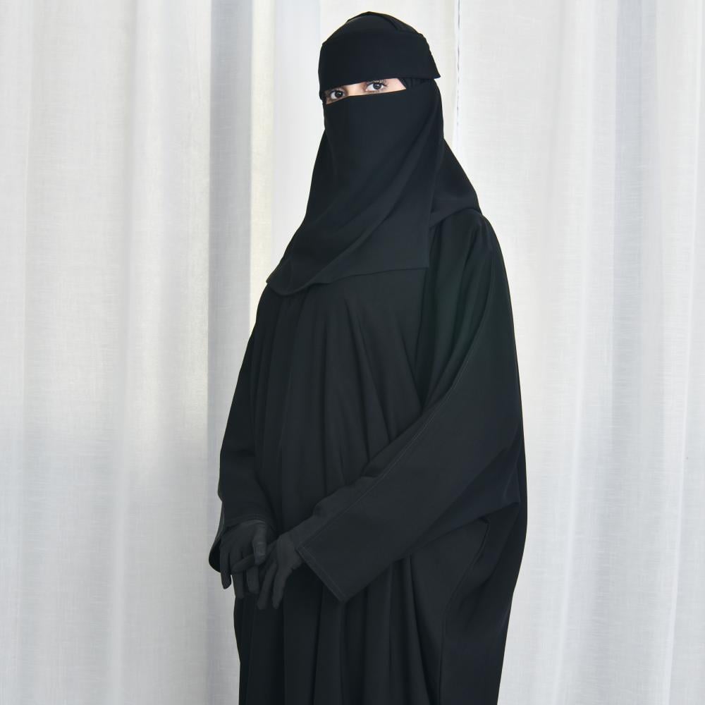 عباية كتف واسعة مغلقة مع اضافة طقطق من الاعلى