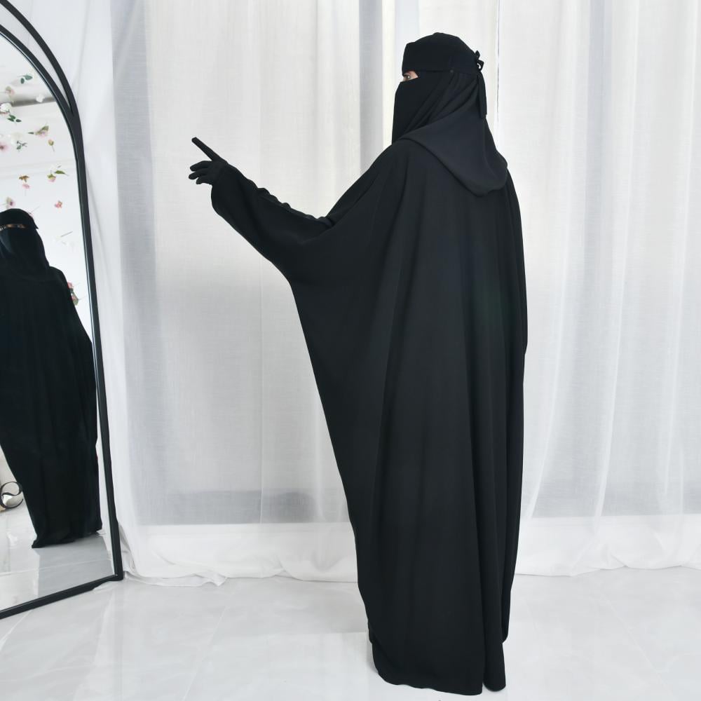 عباية كتف واسعة مغلقة مع اضافة طقطق من الاعلى