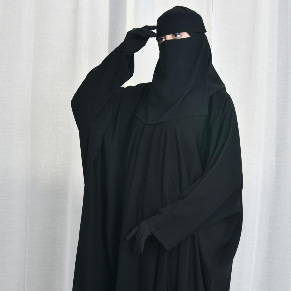 عباية كتف واسعة مغلقة مع اضافة طقطق من الاعلى