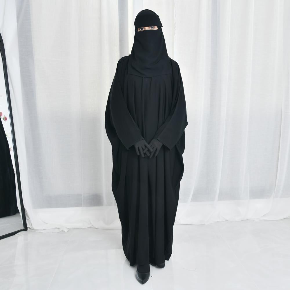 عباية كتف واسعة مغلقة مع اضافة طقطق من الاعلى