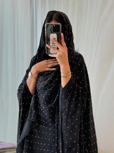 عباية من قطعتين باللون الأسود
