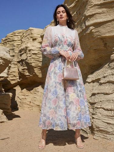 فستان طويل مزخرف بزهور صغيرة للنساء