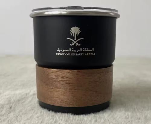شعار المملكة على كوب من الفولاذ