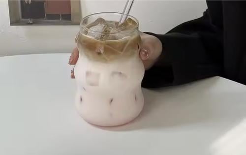 كوب شفاف زجاجي