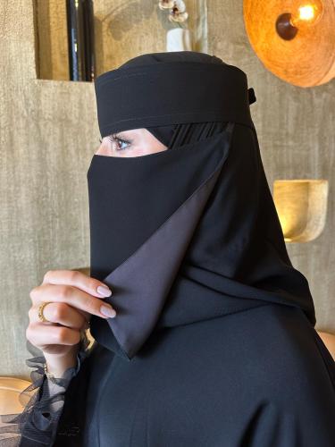 نقاب كوري وسط خط طويل مبطن رمادي