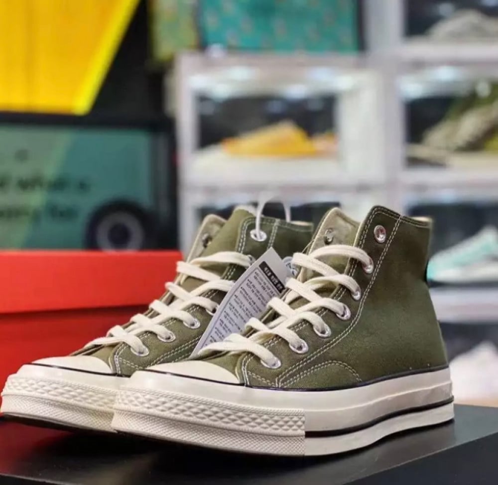 Converse army green Universe store