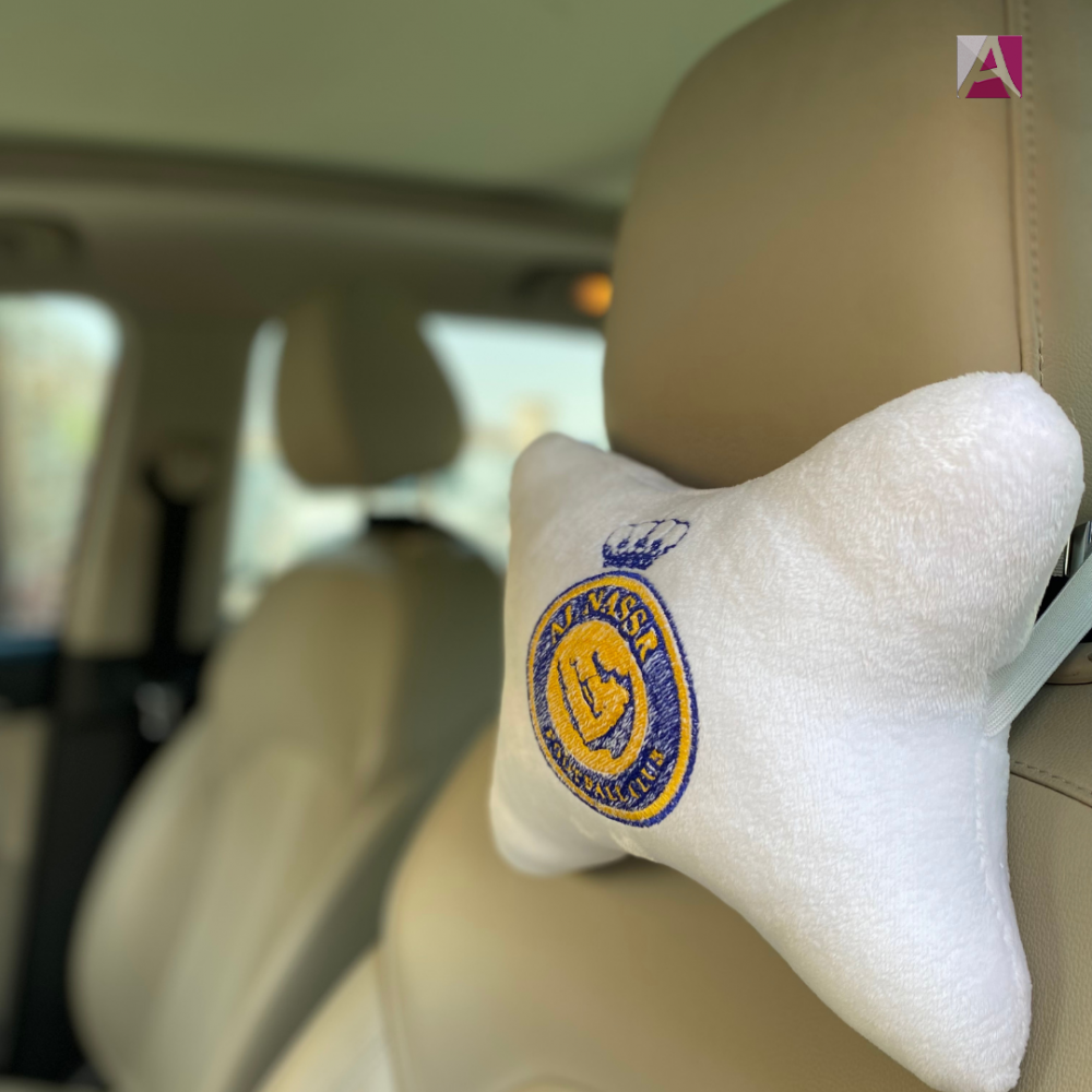 مخدة سيـارة مُطرزة شعار النصر